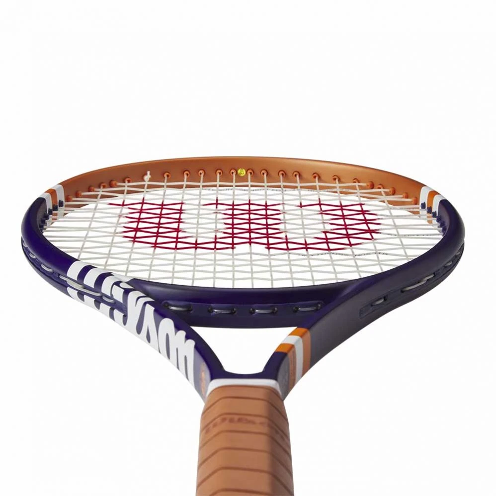 Raquette Wilson Blade 98 16x19 V8.0 Roland Garros 2023 (305g) 4 Raquette Wilson Blade 98 16x19 V8.0 Roland Garros 2023 (305g) – Image 4